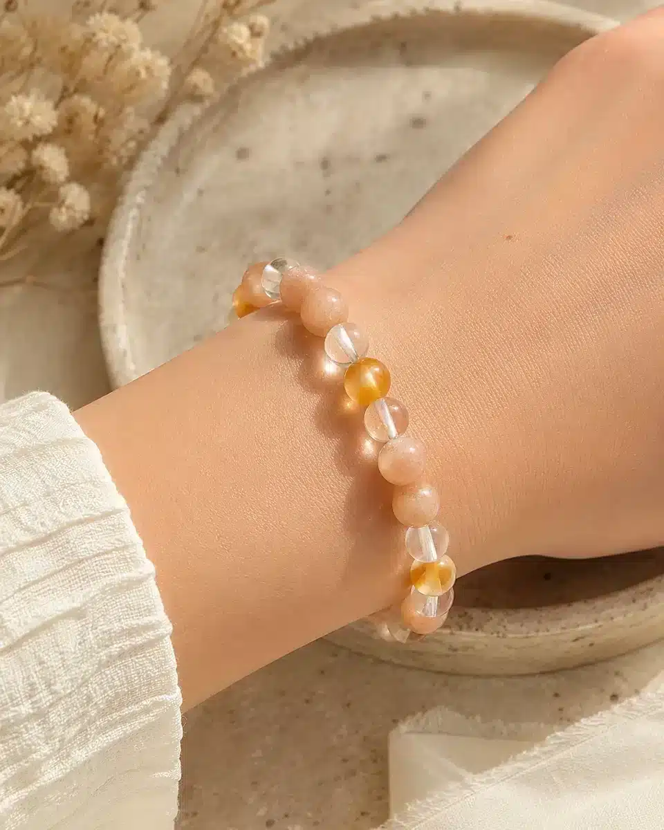Bracelet Énergie Solaire en Pierre de soleil, Cornaline et Cristal de roche porté au poignet