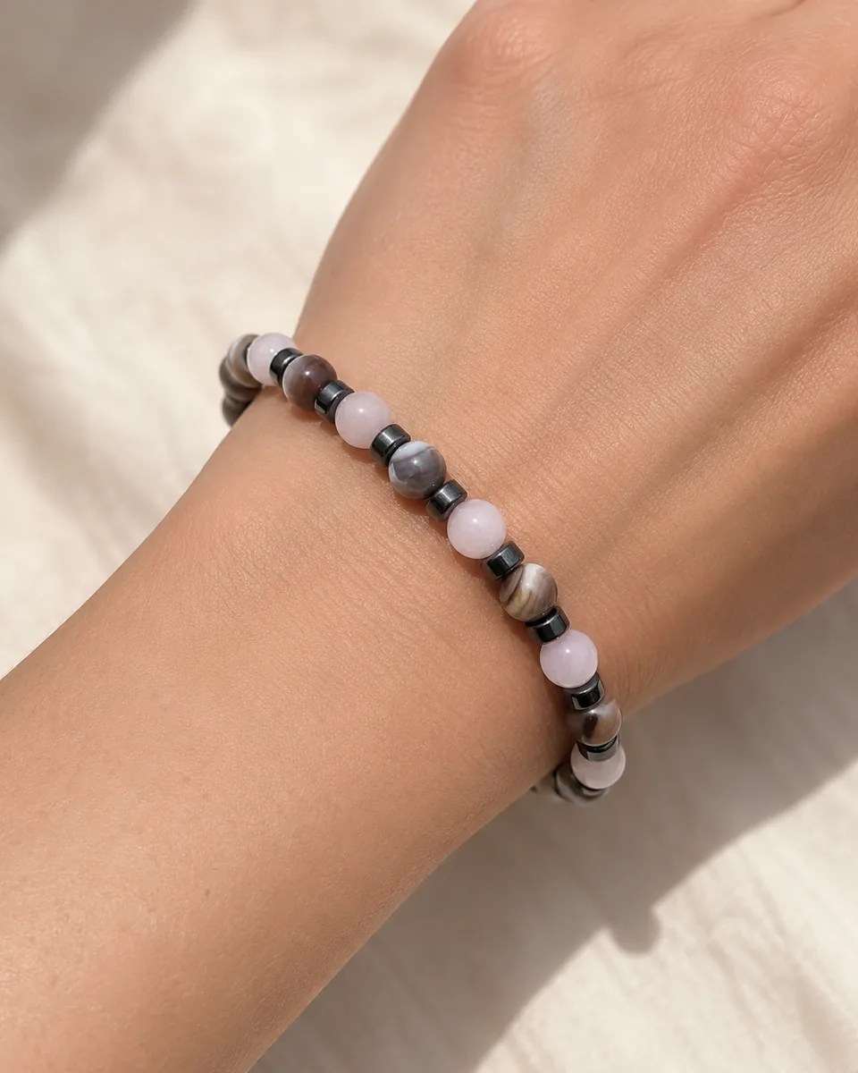 Bracelet gestion des émotions porté au poignet avec Agate Botswana, Hématite et Quartz rose