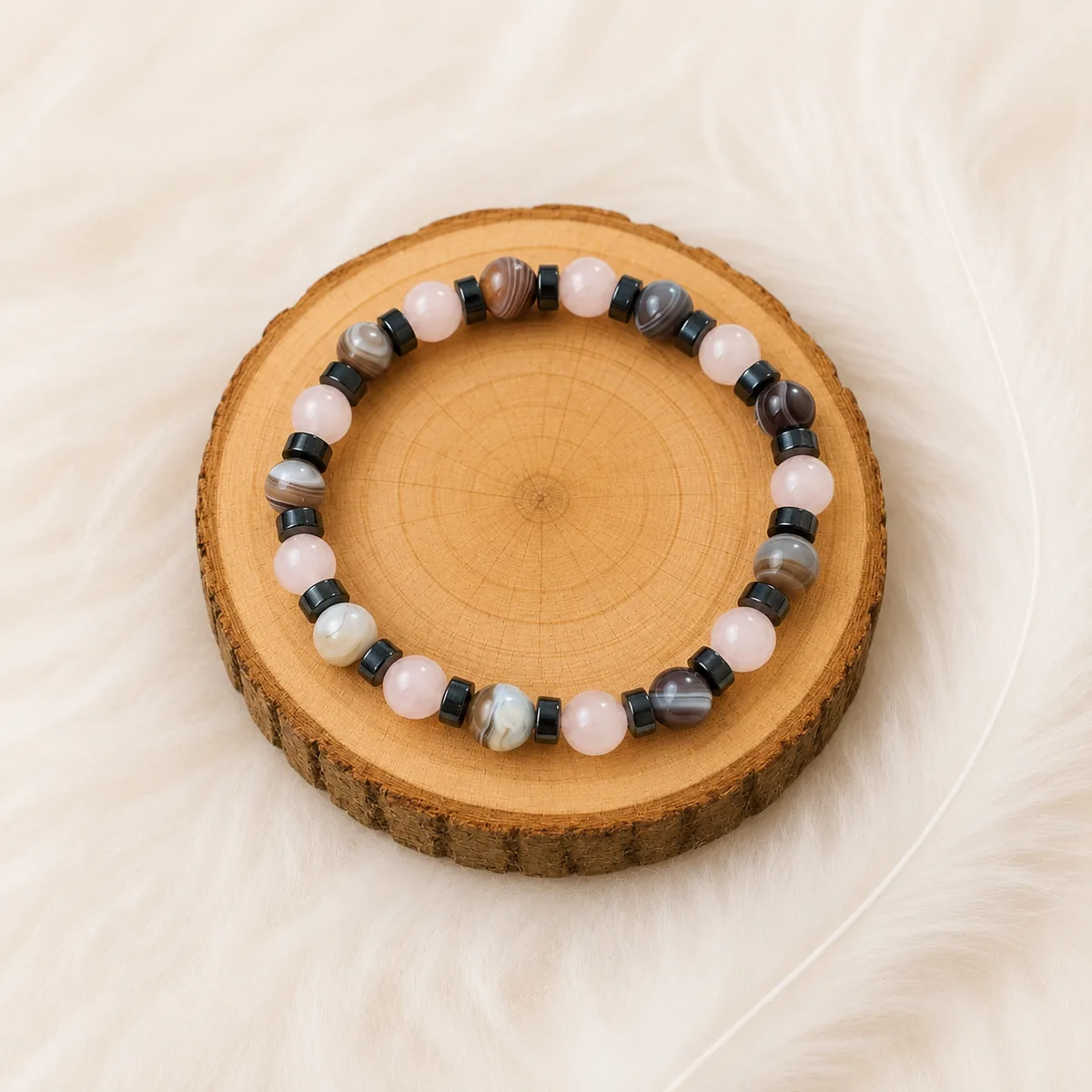 Bracelet gestion des émotions en pierres naturelles posé sur un rondin en bois