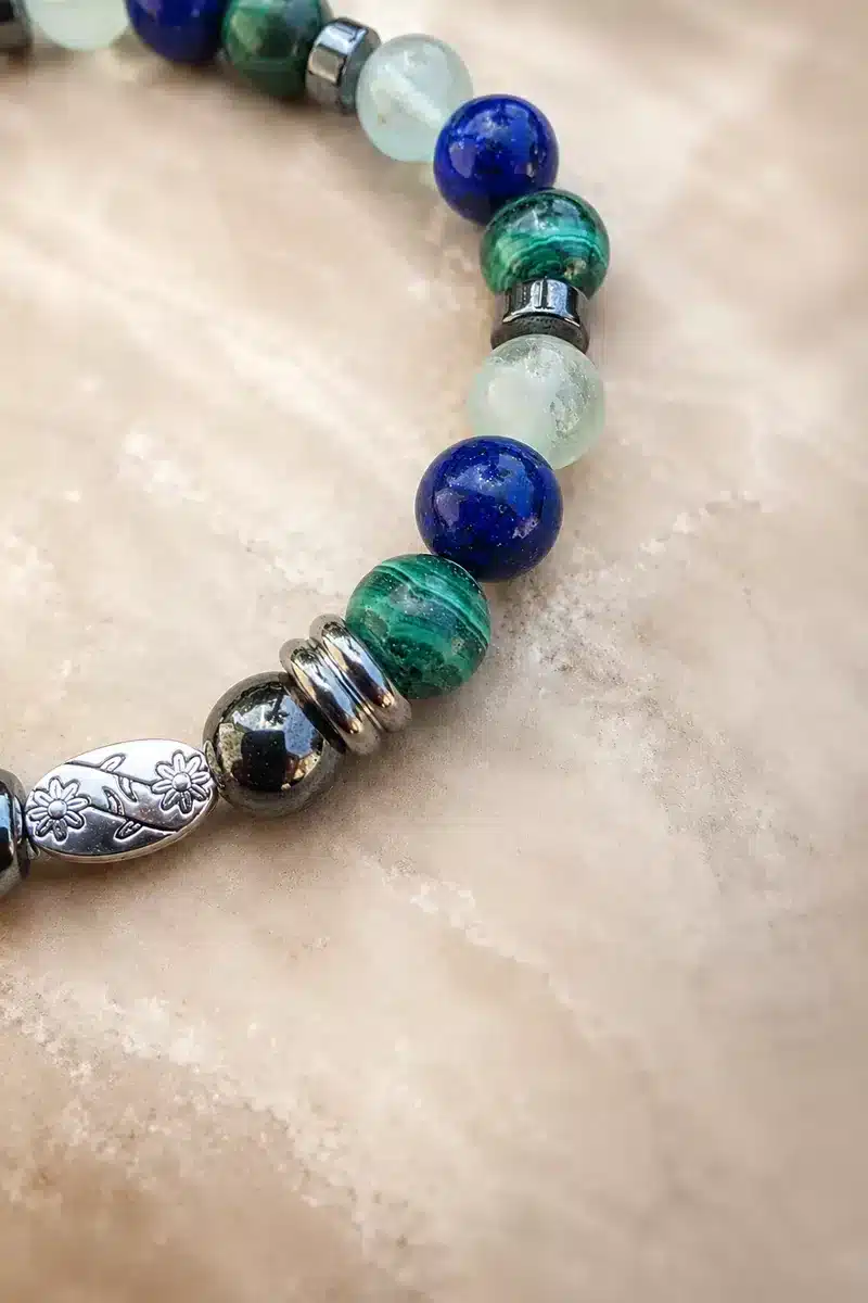 Gros plan du bracelet soulagement des articulations en malachite, lapis-lazuli, fluorite et hématite