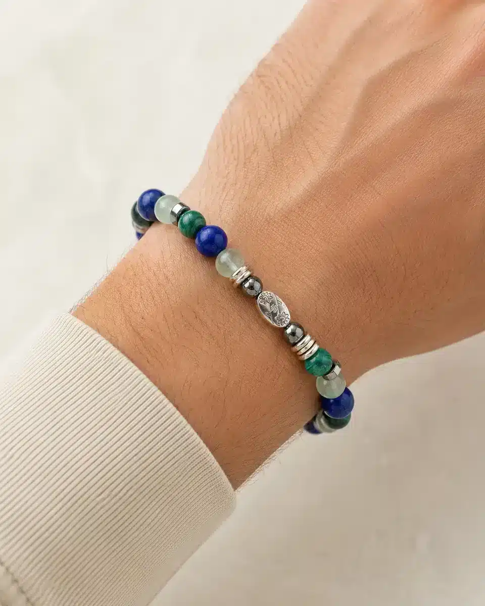 Bracelet soulagement des articulations porté au poignet avec malachite, lapis-lazuli, fluorite et hématite