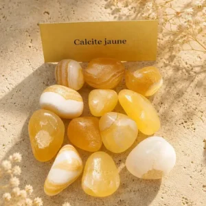 Pierres roulées naturelles en calcite jaune sur fond clair avec étiquette calcite jaune