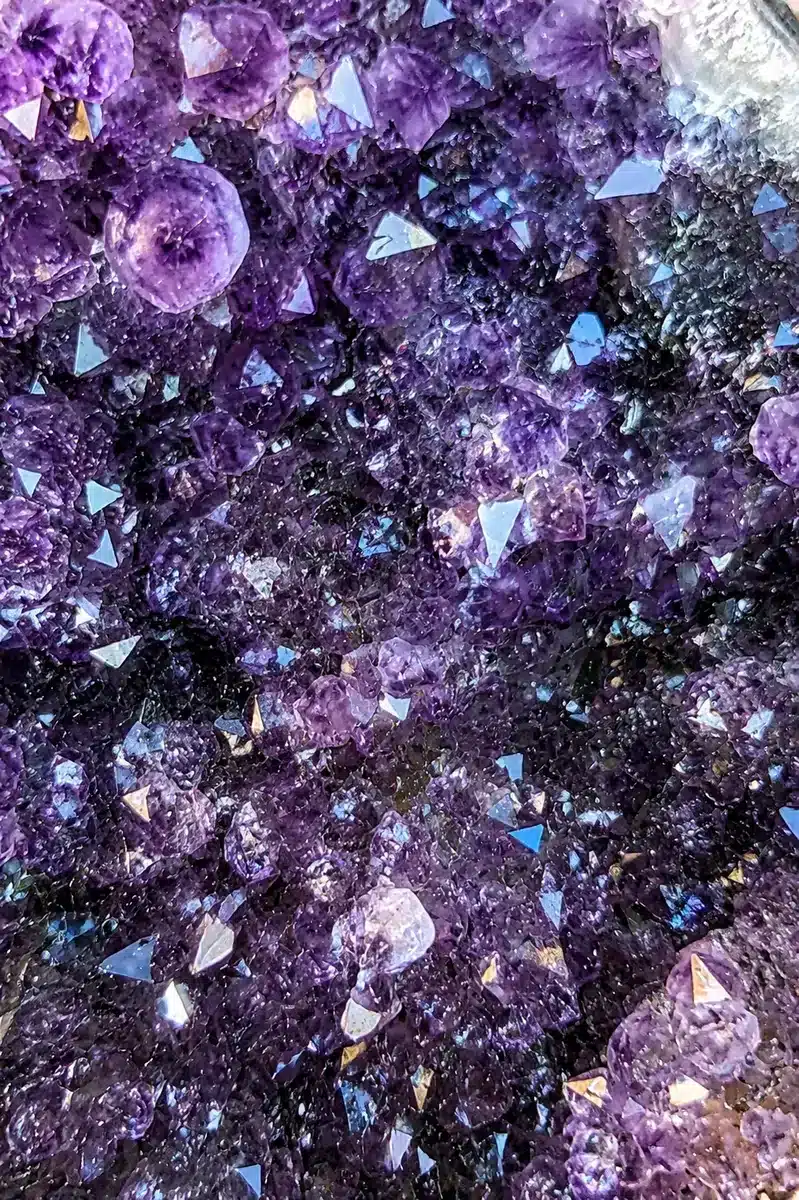 Gros plan sur les cristaux violets brillants d’une géode Améthyste de 1 kg