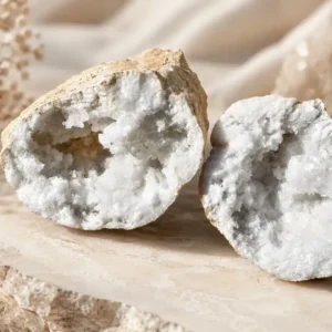 Géode Quartz blanc de 1,592 kg complète présentée en deux parties