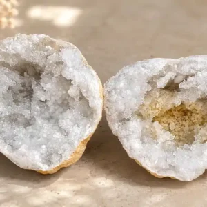 Géode de quartz blanc et calcite ouverte en deux parties, poids total 1,080 kg