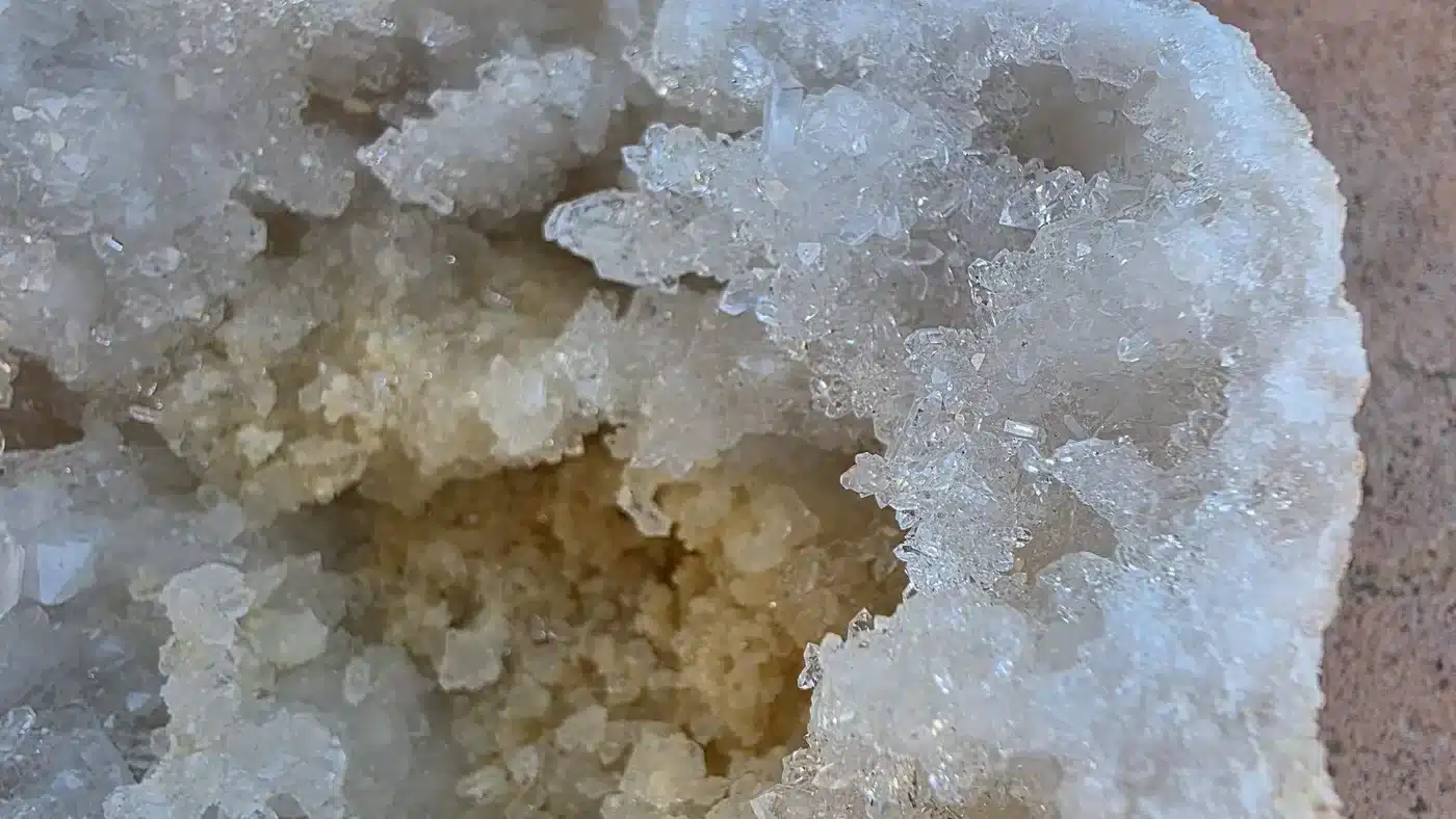 Gros plan sur les cristaux de quartz blanc et de calcite d’une géode de 1,080 kg