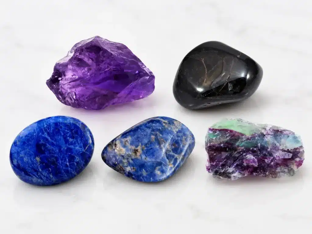 Pierres naturelles pour apaiser les acouphènes : Onyx, Améthyste, Lapis-lazuli, Sodalite et Fluorite
