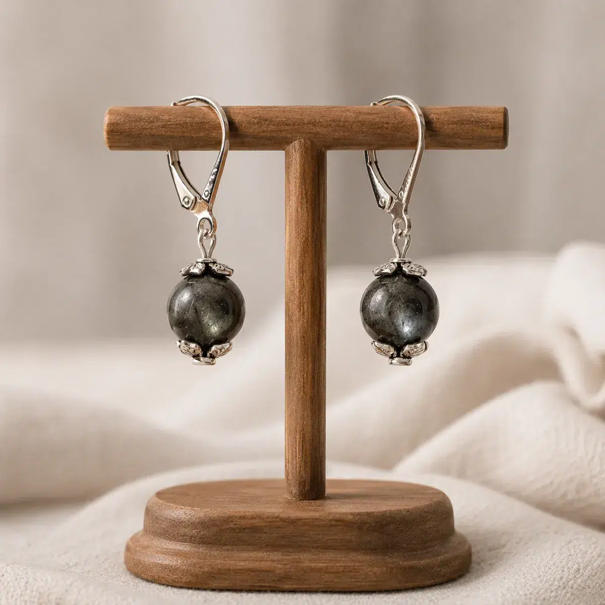 Boucles d’oreilles en larvikite 8 mm avec attaches en argent 925 sur support en bois