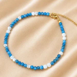 Bracelet de cheville Apatite bleue et Howlite blanche en perles de 4 mm sur fond satin doré