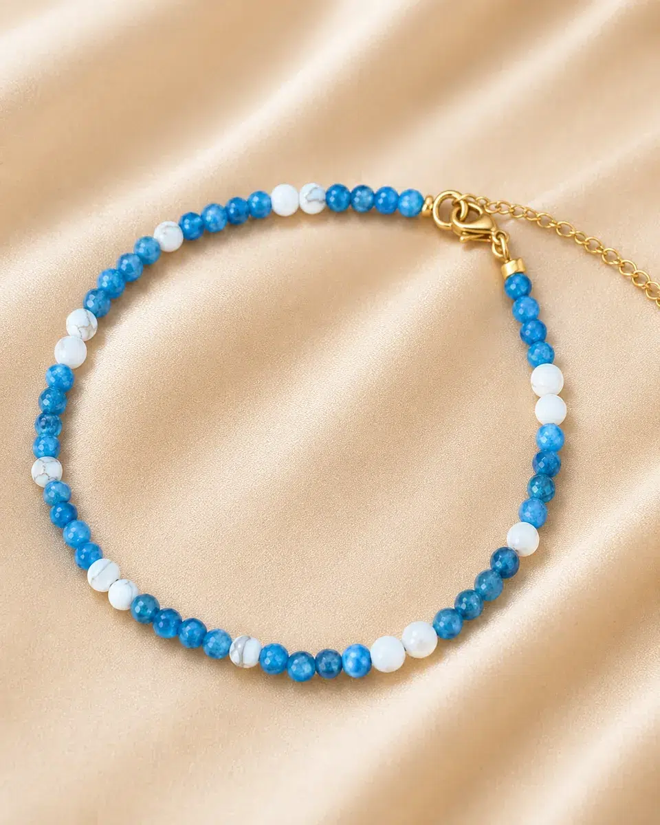Bracelet de cheville Apatite bleue et Howlite blanche en perles de 4 mm sur fond satin doré