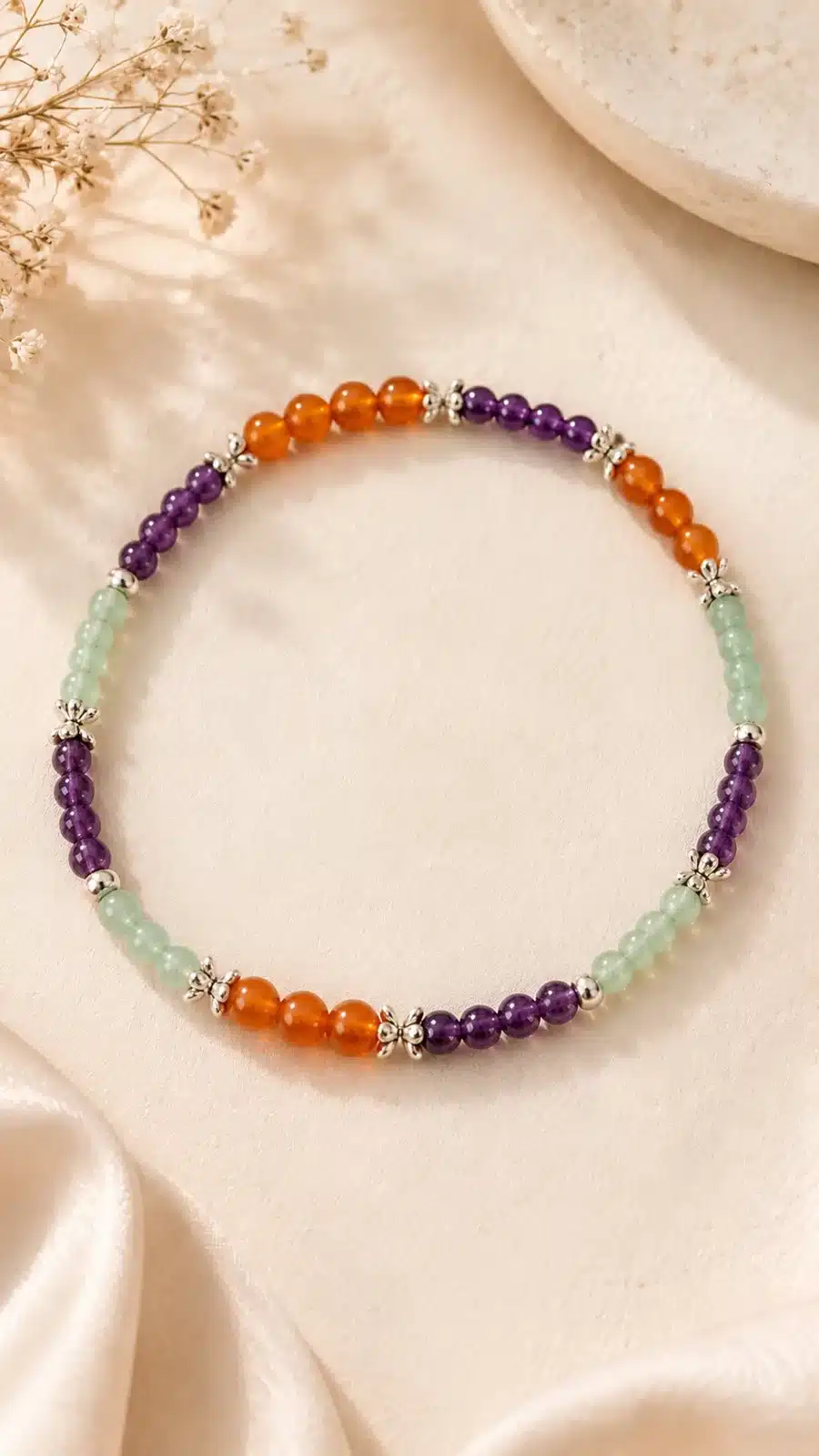 Bracelet de cheville élastique en Cornaline, Améthyste et Aventurine verte sur fond beige élégant