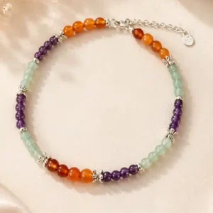 Bracelet de cheville en Cornaline, Améthyste et Aventurine verte avec attache en argent 925 sur fond beige élégant