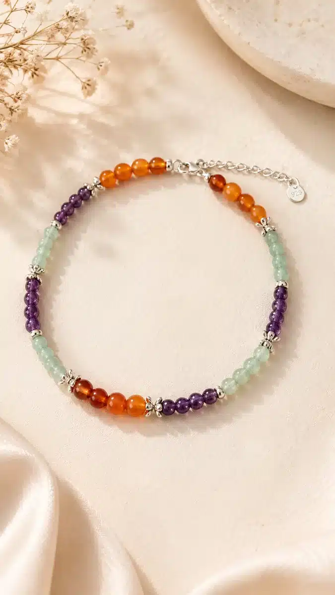 Bracelet de cheville en Cornaline, Améthyste et Aventurine verte avec attache en argent 925 sur fond beige élégant