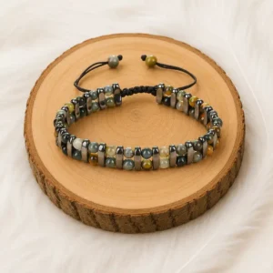 Bracelet double en Œil de Tigre et Agate mousse présenté sur un rondin en bois