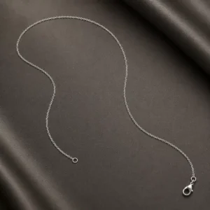 Chaîne en argent de 50 cm présentée ouverte sur un fond foncé élégant
