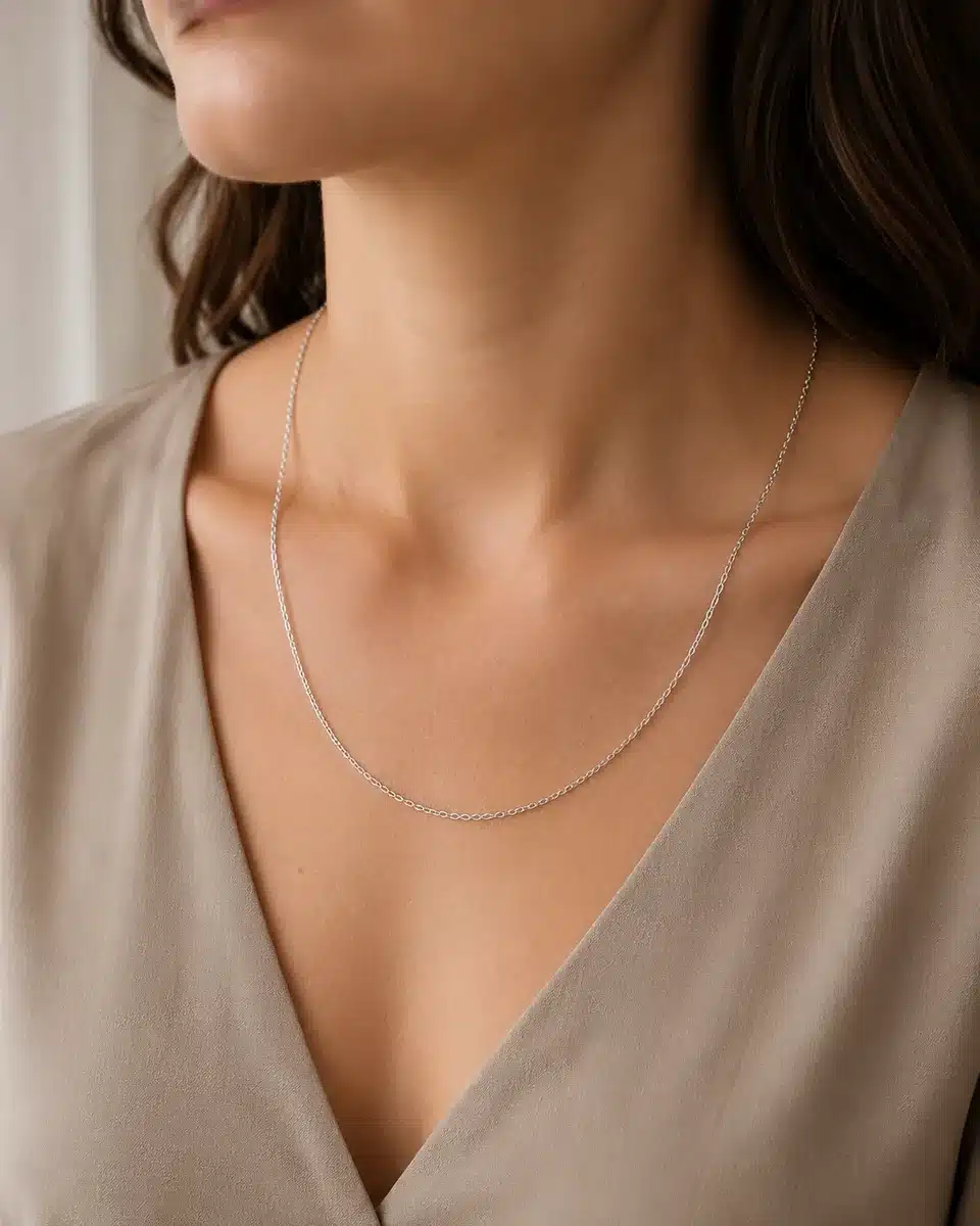 Chaîne en argent de 50 cm portée autour du cou sur un buste féminin