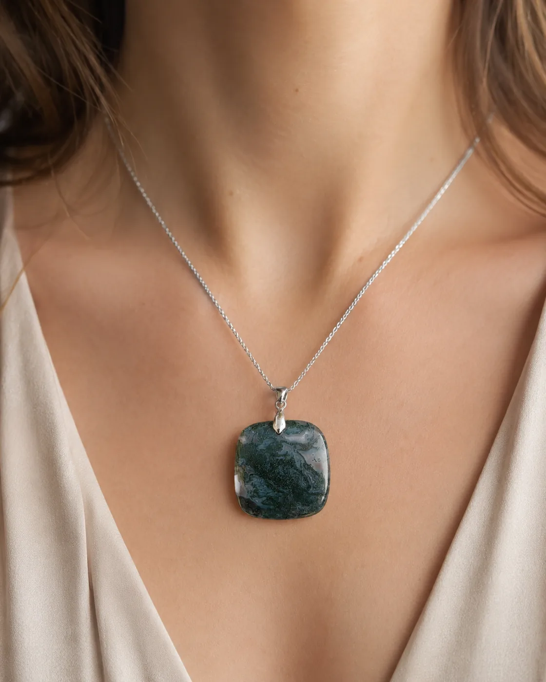 Pendentif en agate mousse carré de 30 mm porté autour du cou avec une chaîne argentée