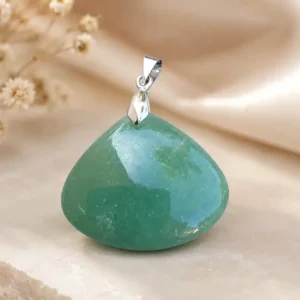 Pendentif en Aventurine verte naturelle posé sur un support beige avec bélière argentée